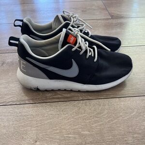 Womens Nike Roshes Sz 9